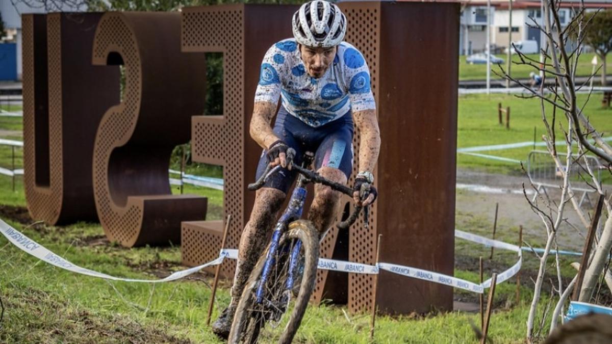 Samuel González, durante una prueba de ciclocross.
