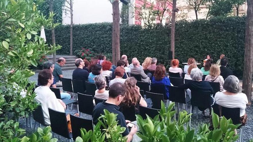 Lectura de una obra en el jardín del Museo Picasso