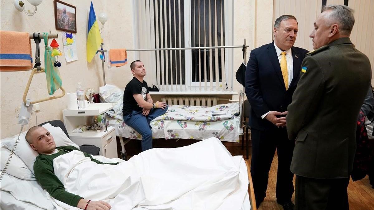 Pompeo, junto al ministro ucraniano de Defensa, en un hospital militar en Kiev.