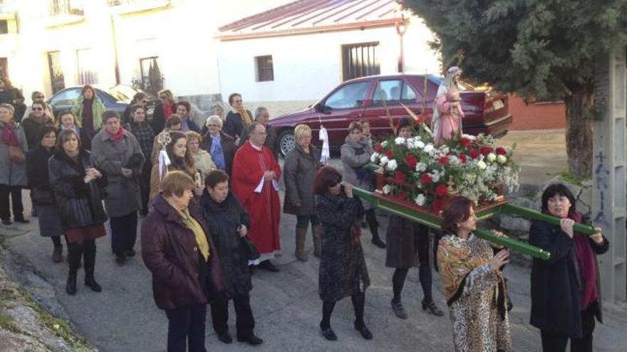 Santa Águeda procesiona por las calles de San Lázaro y San Frontis