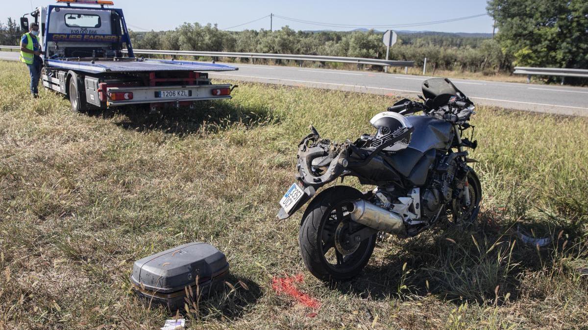 La moto sinistrada a Riudarenes i la grua que posteriorment, se l&#039;emportarà