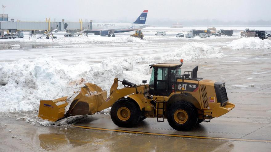 Una tormenta en EEUU deja dos fallecidos, corta la electricidad y cancela vuelos