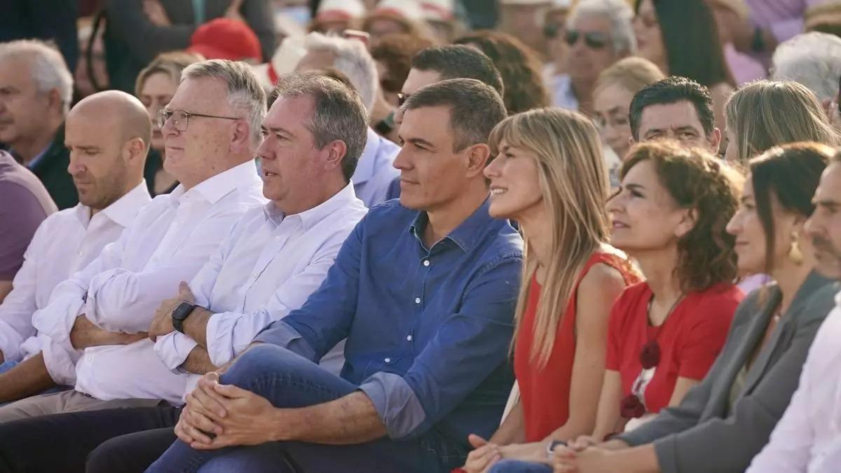 El secretario general del PSOE y presidente del Gobierno, Pedro Sánchez, junto a su mujer, Begoña Gómez, en un acto de campaña por el 9J, flanqueado por Juan Espadas y María Jesús Montero.