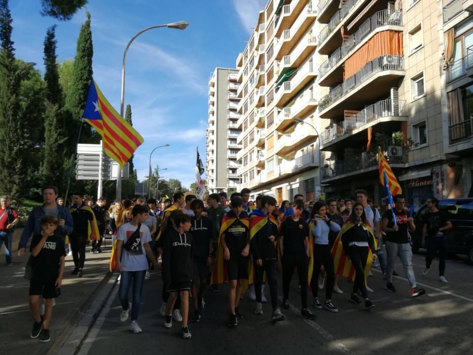 Centenars d'estudiants es manifesten a Figueres