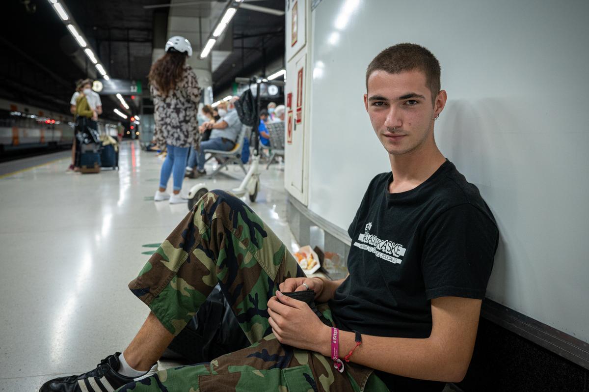 Bernat, en uno de los andenes de Sants, esperando el tren que le lleve a Vilanova, este viernes