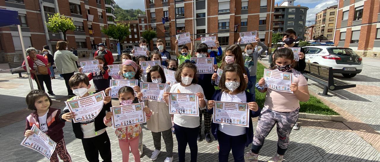 Niños de Lena tras recoger su diploma por su comportamiento en la pandemia