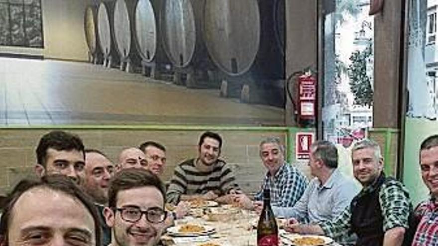 Un grupo de amigos en las Jornadas de la carne de potro del pasado año.