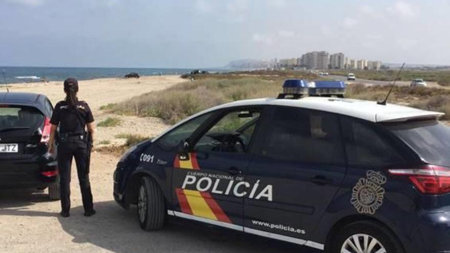 Una policía nacional vigilando en la zona de Urbanova donde se cometieron los robos.