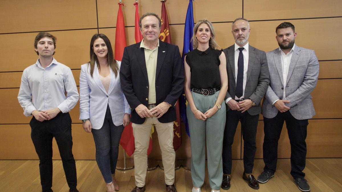 El portavoz de Vox, Luis Gestoso, junto a los ediles de su grupo en rueda de prensa.