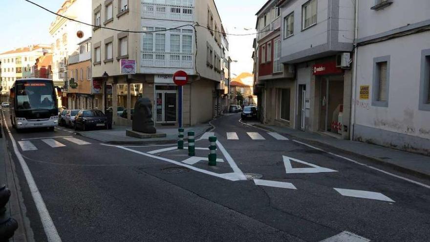 Las calles Luis Casais, a la izquierda, y As Barqueiras, que cambió su sentido de circulación ayer. // Muñiz