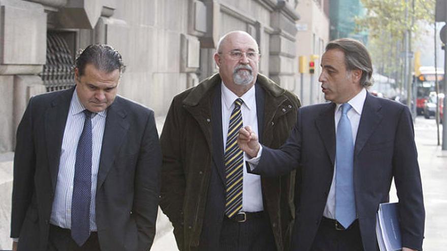 Manuel Silva (esquerra), Ignasi Farreres i el seu advocat, Pau Molins, entrant a l&#039;Audiència de Barcelona.