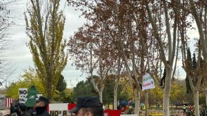 Vecinos protestando ante las vallas del Parque de Arganzuela donde se han iniciado las talas con motivo de las obras de ampliación de la L11 de Metro