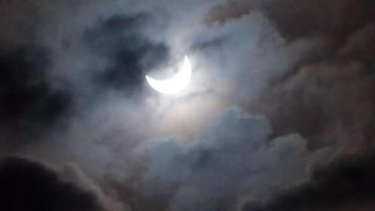 Un eclipse de sol en una imagen de archivo