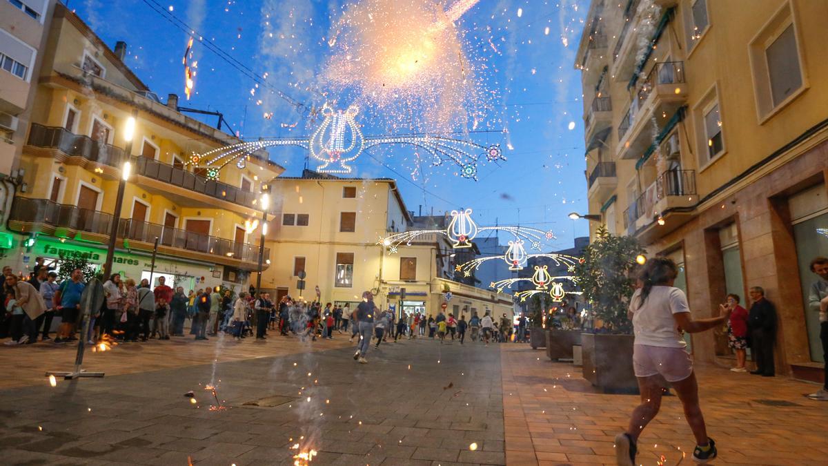 La Carrera de la Traca al finalizar la Ofrenda desde la plaza del Derrocat.