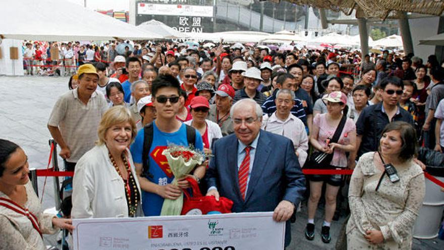 El presidente del Principado de Asturias, Vicente Alvarez Areces (2d); la Comisaria del Pabellón de España en la Expo de Shanghái, María Tena (i), y el visitante dos millones del pabellon de España, Li Sang Zhou (2i), durante el acto de celebración a la entrada de pabellón español.