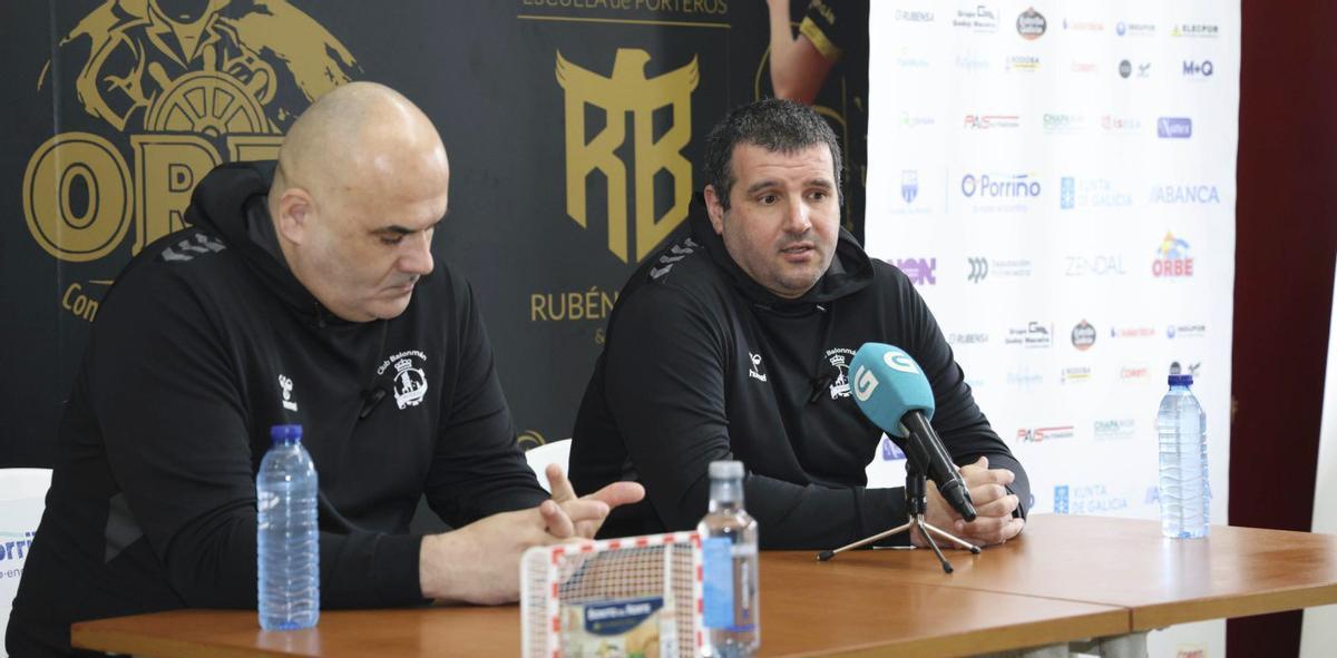 Isma Martínez, no anuncio da su próxima marcha, xunto a Abel Estévez. | ALBA VILLAR