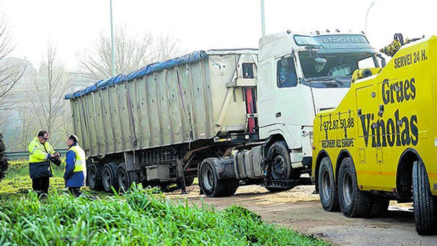 Un camió de troncs bolca i talla sis hores la carretera a Sant Jordi Desvalls