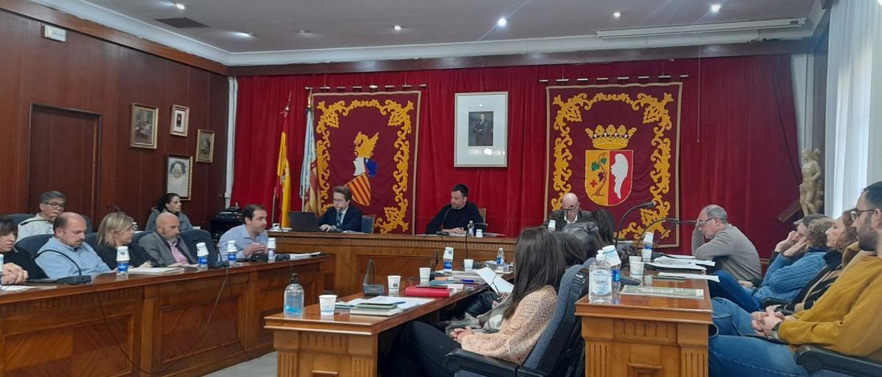 El pleno de Vinaròs aprobó la reducción de la jornada laboral de los funcionarios del Ayuntamiento, con el ‘no’ del PP.