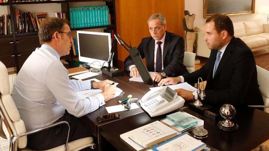 Un momento del encuentro de Balseiros y Cubela con Feijóo en el despacho del presidente de la Xunta.