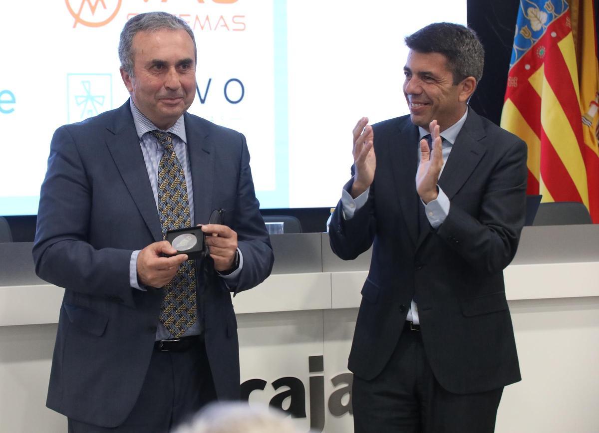 Luis Blanc, que recibió la medalla de Fecoreva como presidente de la Acequia de l'Or, con Carlos Mazón