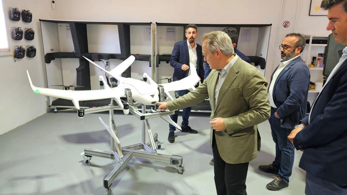 El consejero con un dron de la empresa alemana Wingcopter en el aeródromo de Aldeacentenera.