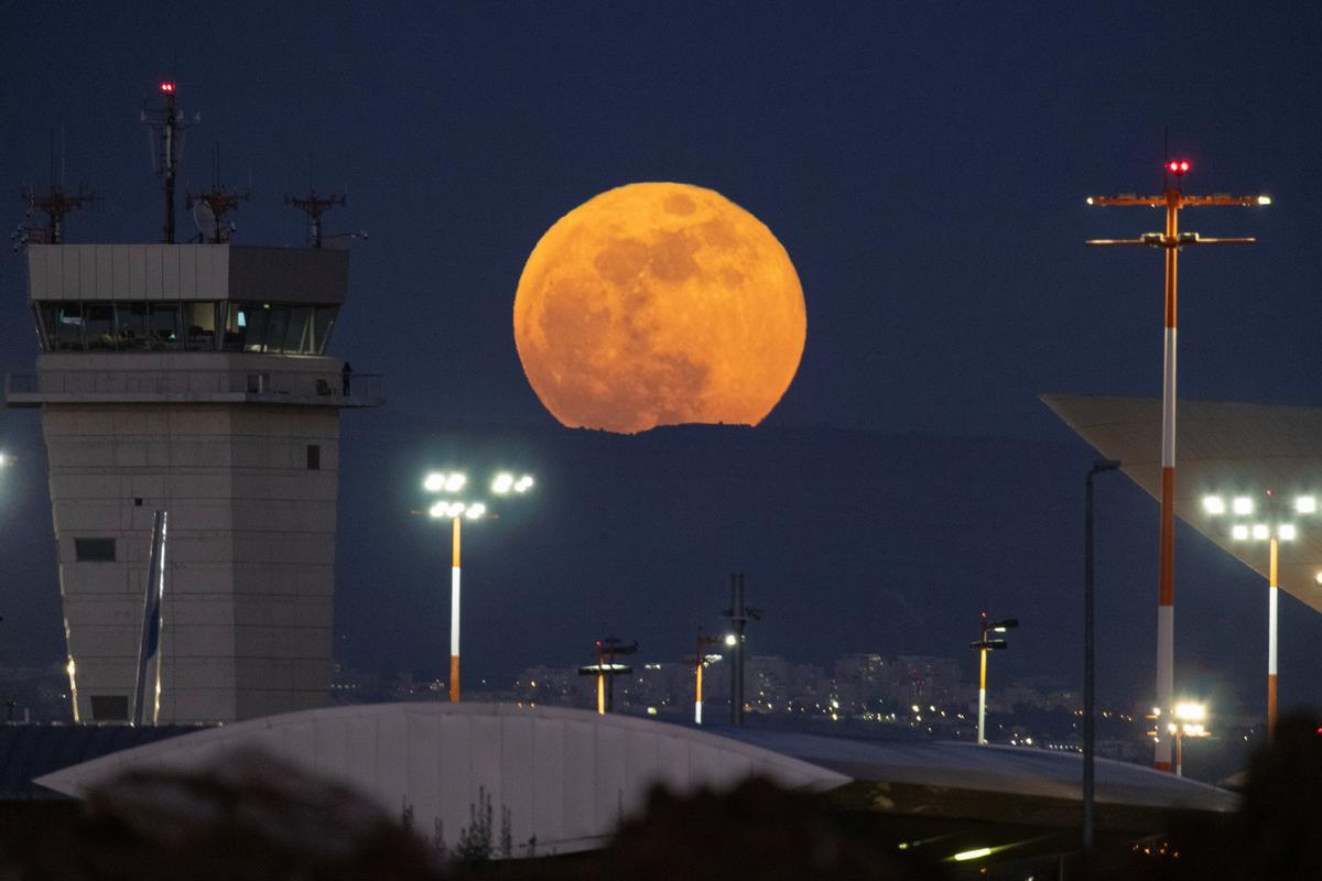 La superluna se eleva en los Montes de Judea, vista desde el aeropuerto de Ben Gurion, en Lod, Israel.