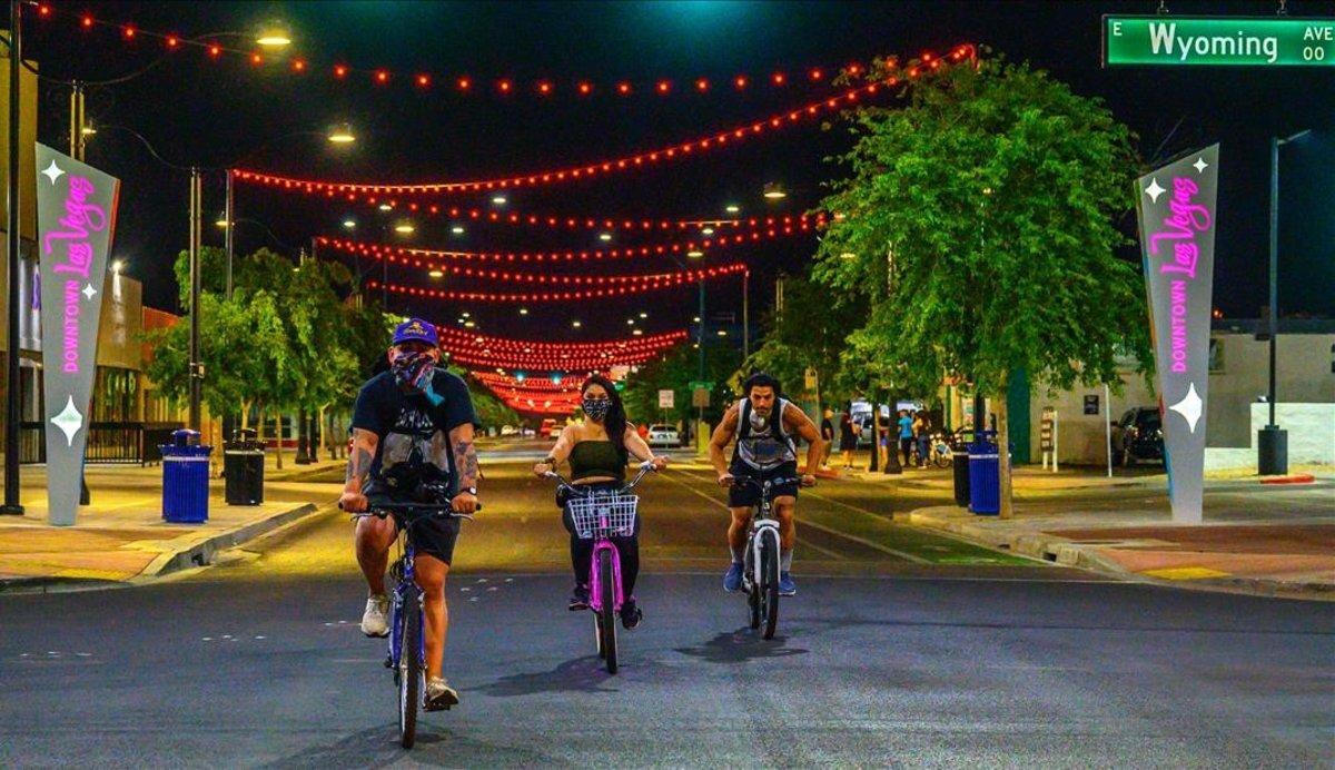  Tres ciclistas por una calle de Las Vegas.