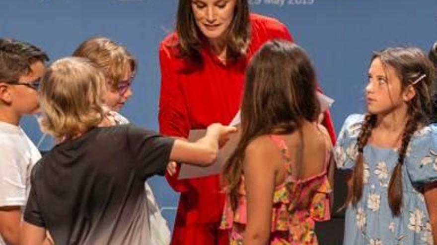 La reina, con un grupo de niños, ayer.