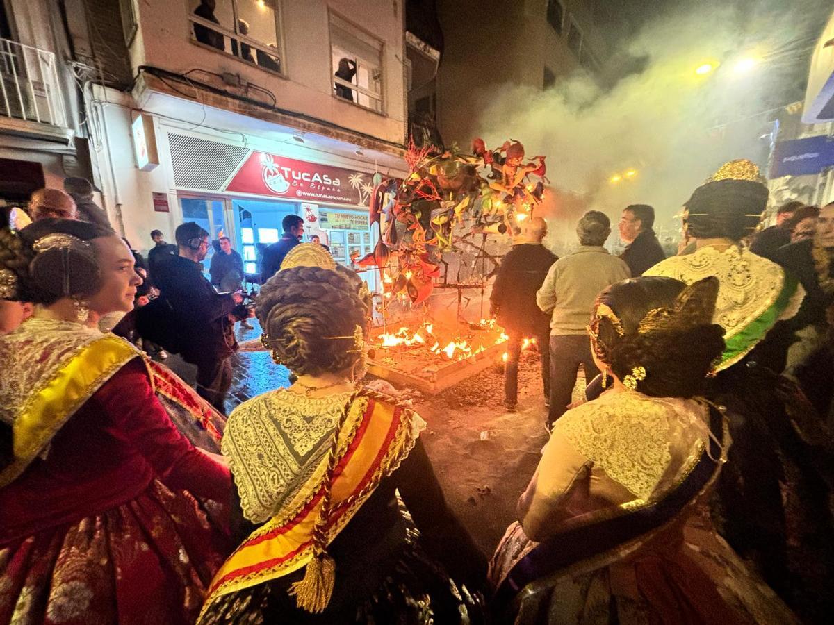 La falla Vilanova, la mejor falla infantil de Gandia, durante la Cremà.