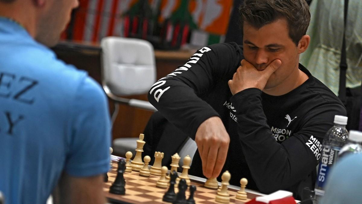 Carlsen en la segunda ronda de la Olimpiada de Ajedrez de la India