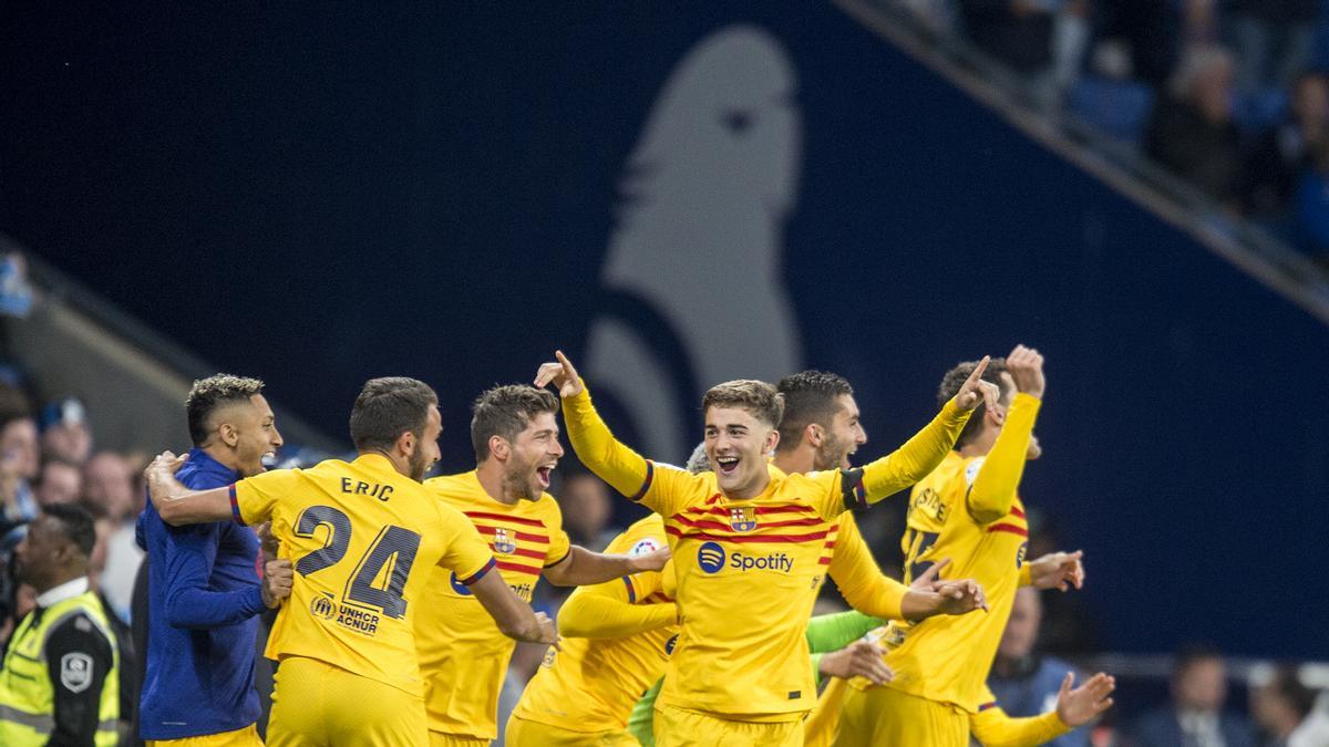 Los jugadores del Barça celebran el título de liga 2023 al finalizar el derby en el RCDEstadium