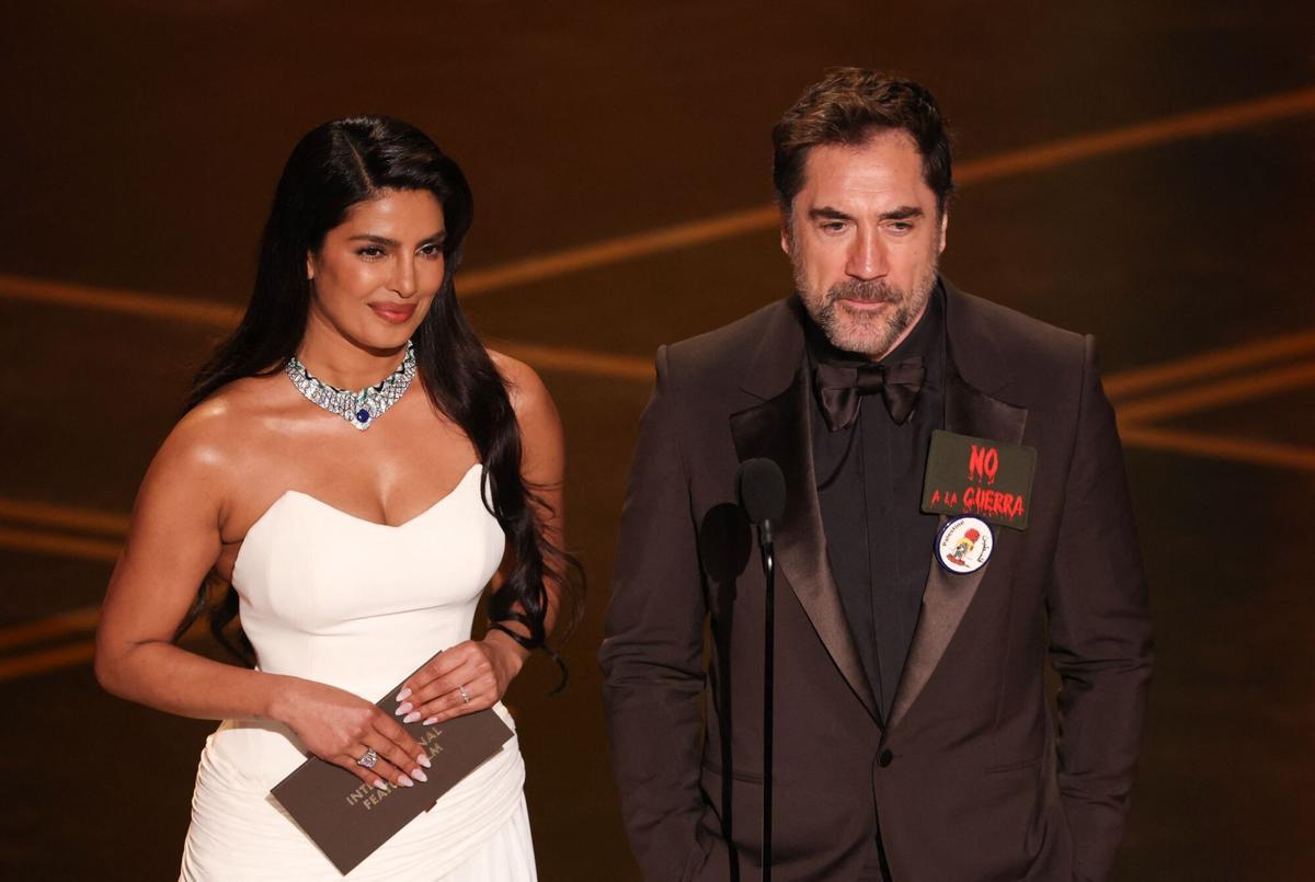 La actriz Priyanka Chopra y el actor Javier Bardem en los premios Oscar