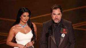 La actriz Priyanka Chopra y el actor Javier Bardem en los premios Oscar