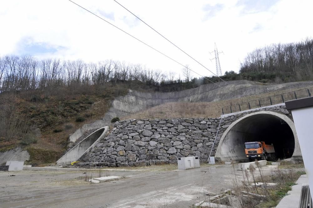 Actividad en los túneles de Sotiello en las obras de la variante ferroviaria de Pajares.