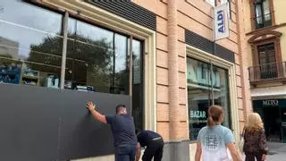 Paneles de madera y retirada de productos caros: preocupación en los comercios de Sevilla ante la amenaza de disturbios de Blocus en Halloween
