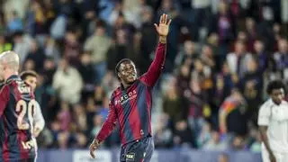 Etta Eyong mete a Girona y Espanyol en un lío