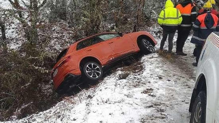 Un coche en la cuneta por la nieve, en Chandrexa de Queixa. // GC