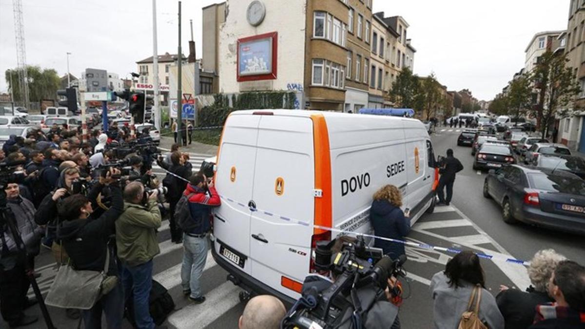 Calle acordonada por la policía en Molenbeek, este lunes.