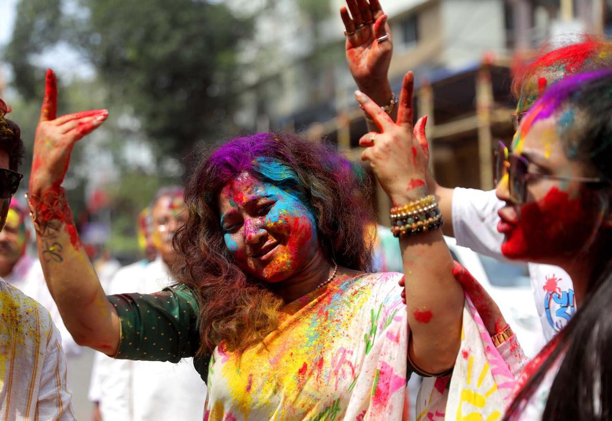 Celebraciones del Holi en el templo Kalupur Swaminarayan , India.