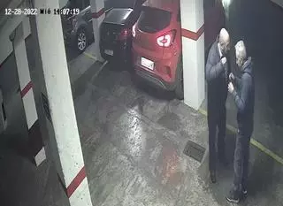 Pena de prisión por noquear de un puñetazo a un vecino que rozó su coche con la moto