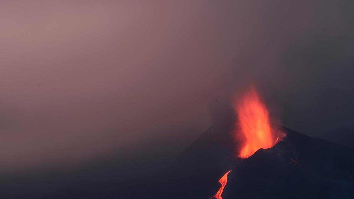 La nueva colada del volcán se encuentra a 300 metros del mar