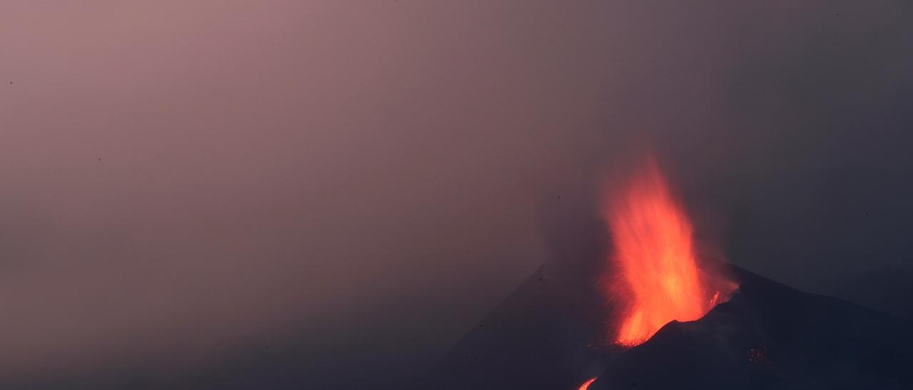 La nueva colada del volcán se encuentra a 300 metros del mar