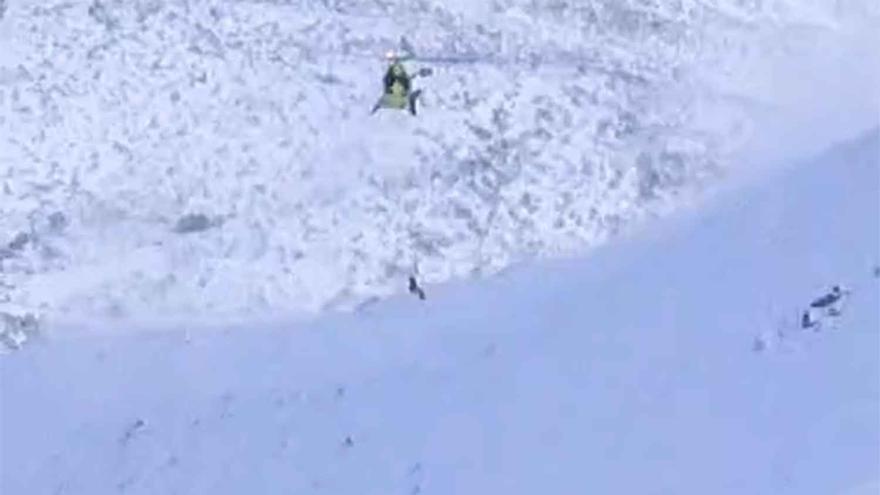 Susto en el pico Toneo (Asturias): un alud golpea a dos montañeros y los arrastra 300 metros