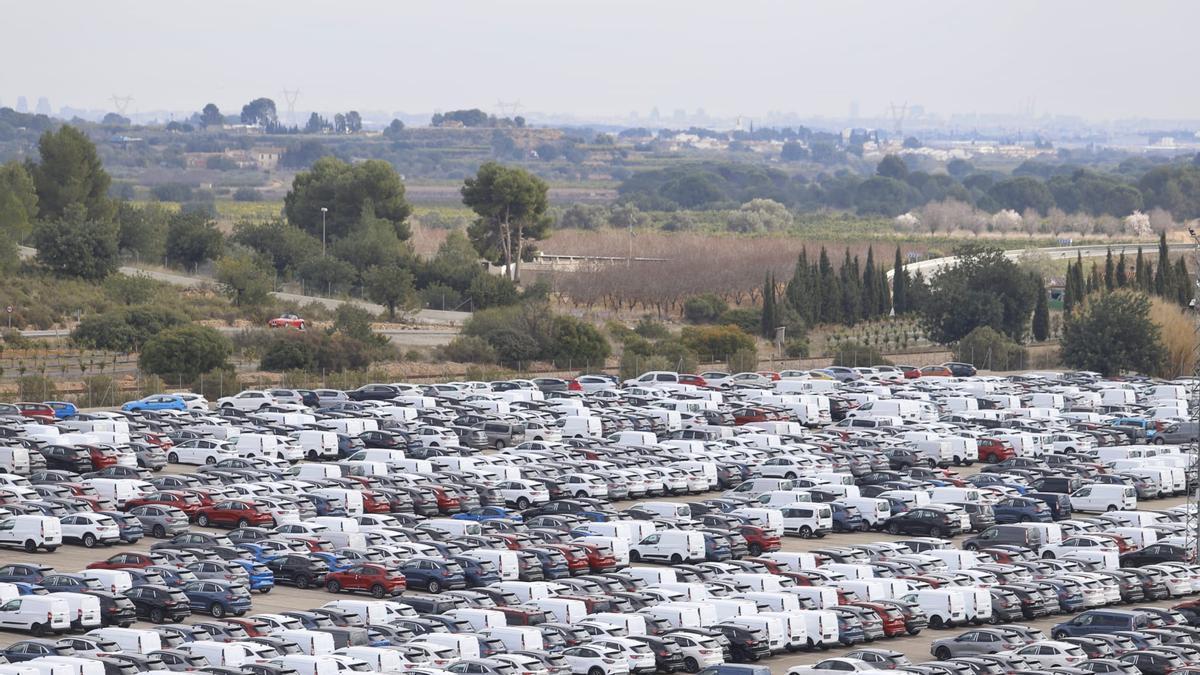 Vehículos de Ford aparcados en la campa de Cheste, el lunes pasado.