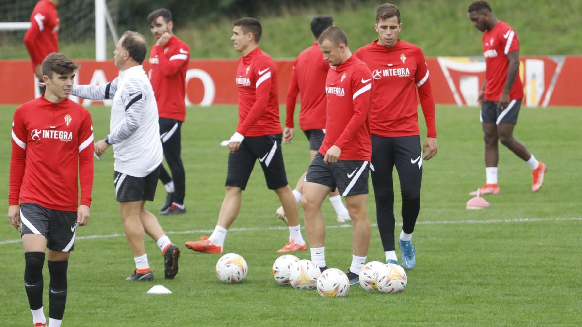 Rivera, a la derecha, durante el entrenamiento de esta mañana