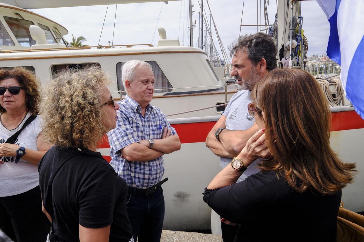 Open Arms recala en el Puerto de Las Palmas para recabar apoyos antes de partir hacia Cuba para llevar placas solares a un hospital pediátrico de La Habana