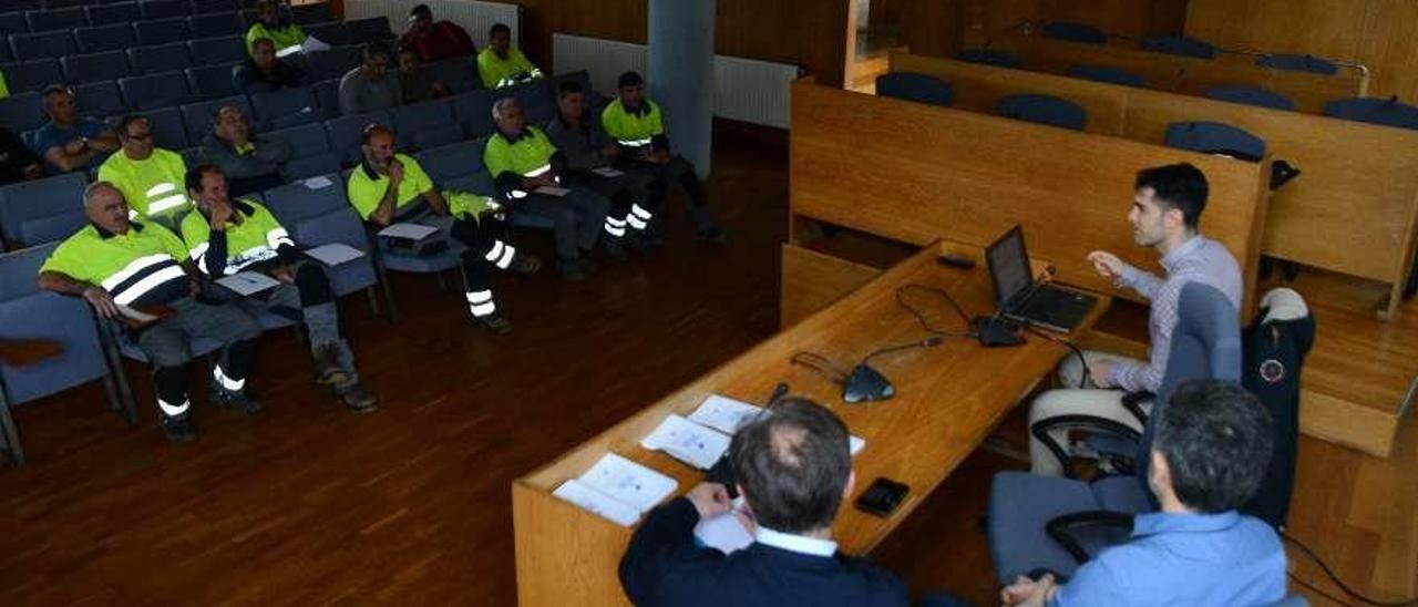 Trabajadores del Concello de Cangas, en un curso de formación celebrado en el salón de plenos. // G.Núñez