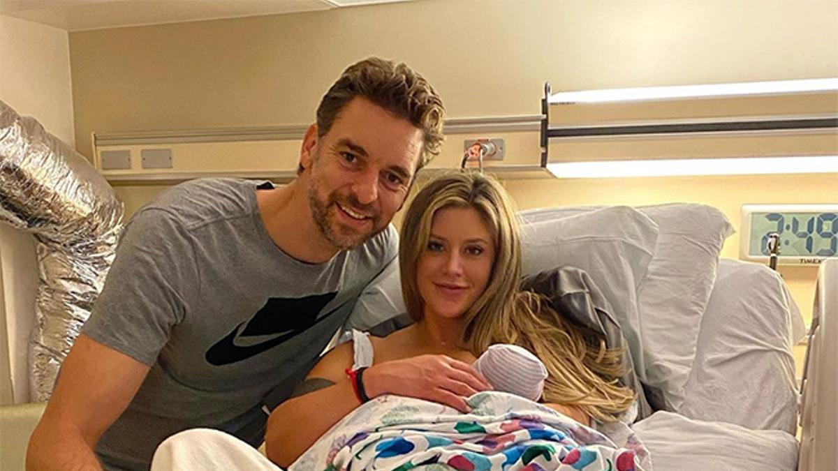 Pau Gasol, Catherine McDonnell y Elisabet Gianna, en el hospital