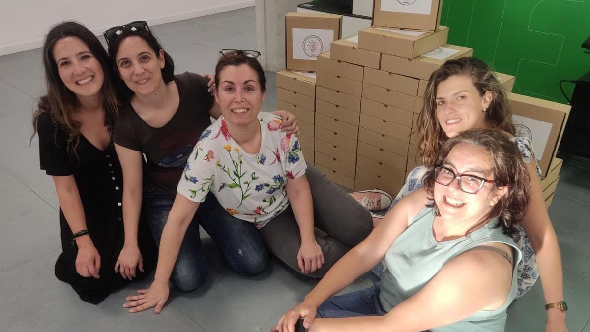 Conchi Pájaro, Paula Carreiro, Raquel Iglesias, Paula Martínez y Mary Mora. Abajo, Paula Carreiro impartiendo un curso de formación sobre conductas contrarias a la convivencia.