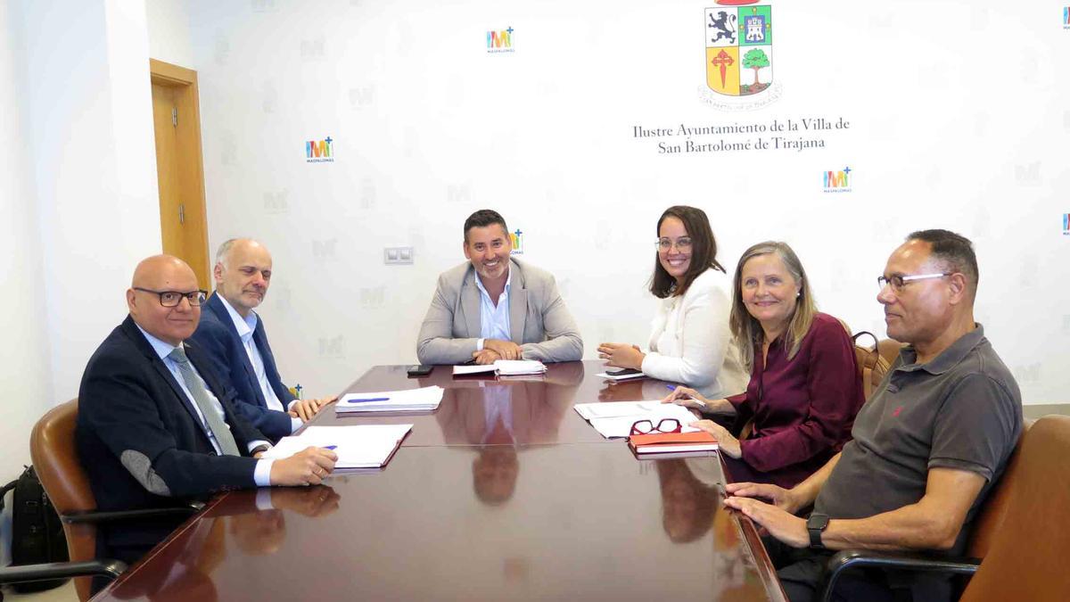 Alejandro Marichal y Davinia Ramírez se reúnen con el profesor Francisco Villar Roja, con presencia de Maribe Doreste, presidenta de la PALT.